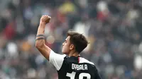 Pemain Juventus Paulo Dybala melakukan selebrasi usai mencetak gol ke gawang Brescia pada pertandingan Serie A di Turin, Italia, 16 Februari 2020. Meski terjangkit virus corona COVID-19, Dybala dilaporkan baik-baik saja dan tidak menunjukkan gejala. (Isabella BONOTTO/AFP)