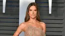 Alessandra Ambrosio berpose saat menghadiri pesta Vanity Fair's Oscar After Party 2018 yang diselenggarakan oleh Radhika Jones di Wallis Annenberg Centre for Performing Arts di Beverly Hills, California (4/3). (Dia Dipasupil/Getty Images/AFP)