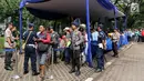 Polisi bersenjata melakukan penjagaan saat warga antre menukar uang pecahan di Lapangan IRTI Monas, Jakarta, Rabu (23/5). Layanan ini menyediakan uang rupiah pecahan kecil bagi masyarakat umum menjelang Lebaran 1439 hijriyah. (Liputan6.com/Arya Manggala)