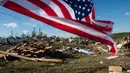 Pihak berwenang terus melakukan upaya pencarian orang-orang yang masih terjebak di dalam bangunan rumah. (Michael Swensen/Getty Images North America/Getty Images via AFP)