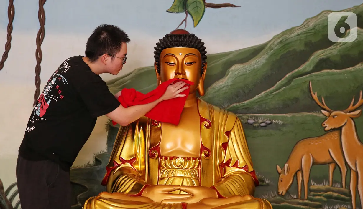 Tradisi pembersihan patung dan sejumlah ruangan di vihara ini memiliki makna bersih-bersih sebelum memasuki tahun baru. (Liputan6.com/Angga Yuniar)