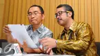Pimpinan KPK, Adnan Pandu Praja (kiri) melihat daftar laporan kekayaan dari Bakal Calon Kepala Daerah, Jakarta, Kamis (23/7/2015). Sebanyak 602 bakal calon kepala daerah sudah melaporkan kekayaannya ke KPK. (Liputan6.com/Yoppy Renato)