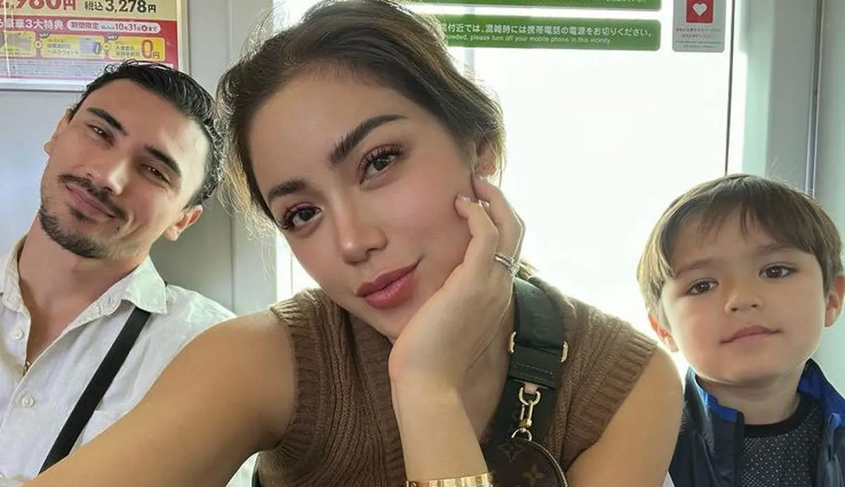 Jessica juga mengenakan atasan knit wear tanpa lengan warna coklat sambil membawa tas Louis Vuitton.  [@inijedar]