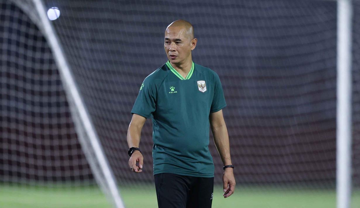 Berdasar laporan dari tim psikolog, kondisi mental pemain Timnas Indonesia U-17 menunjukkan perkembangan positif dan dinilai sudah kembali siap untuk bertanding. Tampak dalam foto, pelatih Timnas Indonesia U-17, Kurniawan Dwi Yulianto, saat memimpin sesi latihan terakhir jelang laga melawan Vietnam pada laga terakhir Grup A Piala AFF U-17 2026 di Stadion Gelora 10 November, Surabaya, Jawa Timur, Sabtu (18/4/2026). (Bola.com/M Iqbal Ichsan)