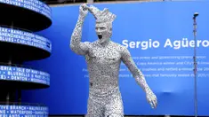 Manchester City telah meluncurkan patung Sergio Aguero untuk menandai peringatan 10 tahun kemenangan dramatis klub atas Queens Park Rangers (QPR). (Martin Rickett/PA via AP)