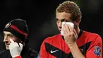 Bek Manchester United, Wes Brown (R) menerima perawatan menyusul cedera di pipinya di laga lawan Tottenham Hotspur yang berlangsung di Old Trafford, 1 Desember 2009. AFP PHOTO / PAUL ELLIS 