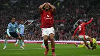 Pemain depan Manchester United, Joshua Zirkzee (tengah) bereaksi terhadap peluang yang gagal saat laga pekan ke-28 Premier League 2024/2025 melawan Arsenal di Stadion Old Trafford pada 9 Maret 2025. (Paul ELLIS/AFP)