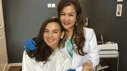 Irish Bella membagikan pengalamannya ketika merawat kecantikan di sebuah klinik langganannya, terlihat bahwa Irish Bella tampak tidak mengenakan makeup (Liputan6.com/IG/_irishbella_)