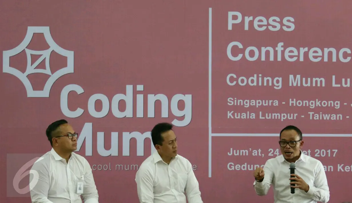 (ki-ka) Dirut Bank Mandiri Kartika Wirjoatmodjo, Kepala Bekraf, Triawan Munaf, Menteri Ketenagakerjaan Hanif Dhakiri saat menghadiri Program Coding Mum di Jakarta, Jumat (24/3). (Liputan6.com/Angga Yuniar)