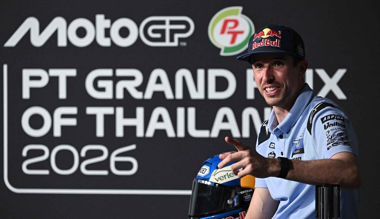 Sebagai balapan pertama musim ini, MotoGP Thailand 2026 menghadirkan dinamika baru. Tampak dalam foto, pembalap MotoGP asal Spanyol dari tim BK8 Gresini Racing MotoGP, Alex Marquez, memberi isyarat saat konferensi pers di Sirkuit Internasional Buriram, Thailand pada Kamis 26 Februari 2026. (Lillian SUWANRUMPHA/AFP)