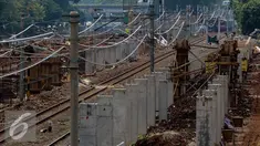 Suasana pembangunan Stasiun Sudirman Baru di Jakarta, Rabu (9/11). Stasiun itu nantinya hanya dikhususkan melayani rute kereta dari Stasiun Manggarai menuju bandara Soekarno Hatta (Liputan6.com/Faizal Fanani)