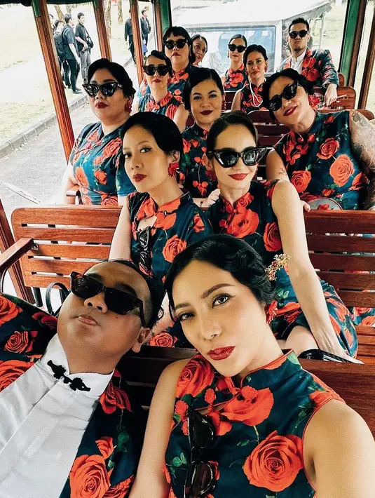 Enzy Storia tampil dengan aura berbeda khas perempuan oriental saat jadi bridesmaid sahabatnya. [@enzystoria]