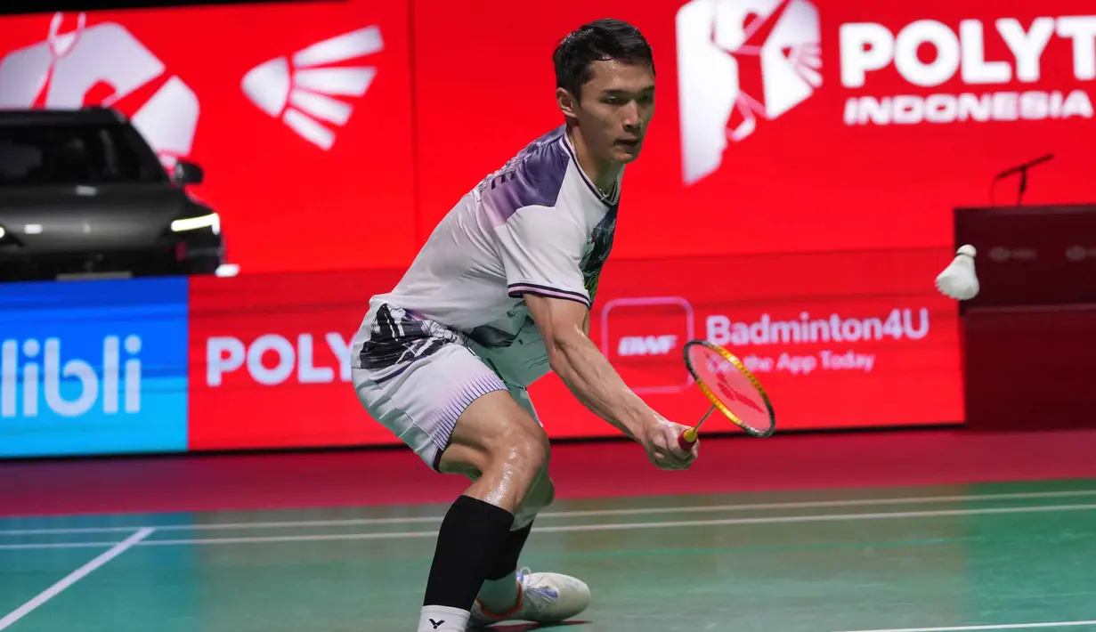 Tunggal putra Indonesia, Jonatan Christie, saat melawan Panitchaphon Teeraratsakul dari Thailand pada pertandingan semifinal turnamen badminton Indonesia Open 2026 di Istora Gelora Bung Karno, Senayan, Jakarta, Sabtu (6/6/2026). (AP Photo/Achmad Ibrahim)