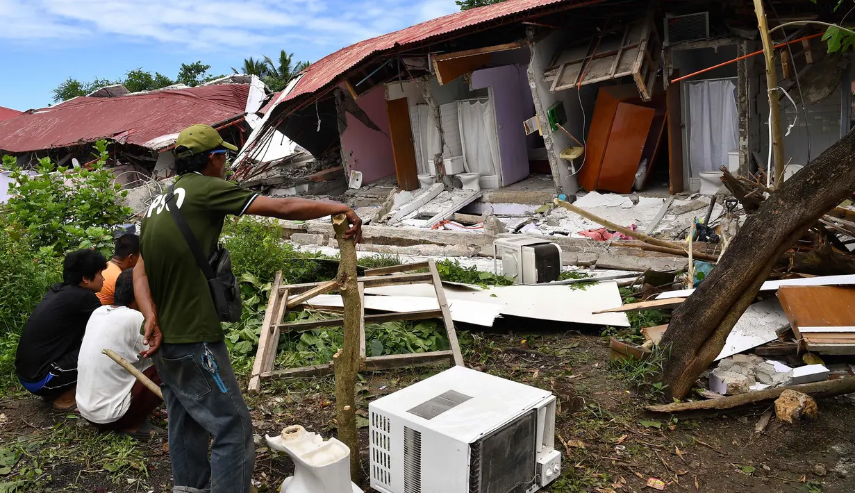 Pemerintah setempat juga memobilisasi berbagai lembaga untuk mencari korban selamat dan memulihkan pasokan listrik dan air. (TED ALJIBE/AFP)