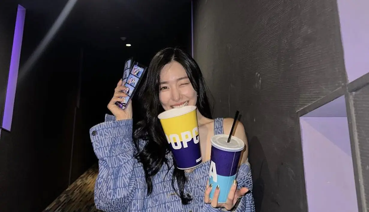 Ia juga tampil denim on denim dengan mini dress model bustier dan jaket oversize dari Moschino [@tiffanyyoungofficial]