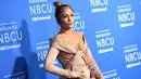 Jennifer Lopez berpose saat tiba menghadiri NBCUniversal 2017 Upfront di New York City (15/5).  Mengenakan gaun senada dengan warna kulit Jennifer Lopez tampil cantik dan seksi saat menghadiri acara tersebut. (AFP Photo/Angela Weiss)