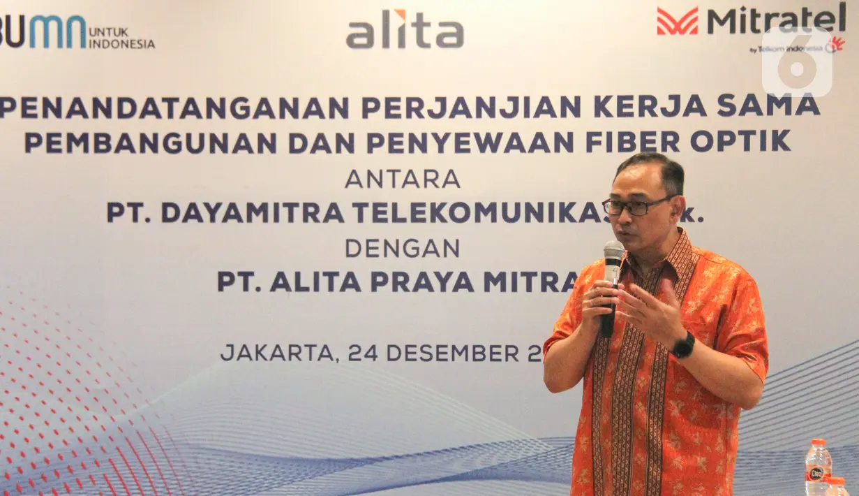 Direktur Utama PT Alita Praya Mitra (Alita), Teguh Prasetya memberi sambutan pada penandatanganan perjanjian kerjasama pembangunan dan penyewaan fiber optik di Jakarta, Jumat (24/12/2021). (Liputan6.com/HO/Alwi)