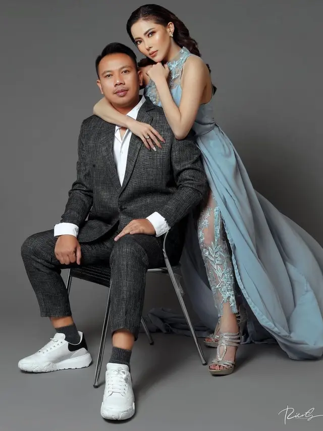 Sempat Disebut Orang Ketiga, Ini 6 Pemotretan Vicky Prasetyo dan Ayu Aulia