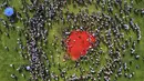 Pemandangan dari udara orang-orang yang berpartisipasi dalam Festival Pertarungan Tomat, di Sutamarchan, Departemen Boyaca, Kolombia, pada 11 Juni 2023. (AFP/Juan Barreto)