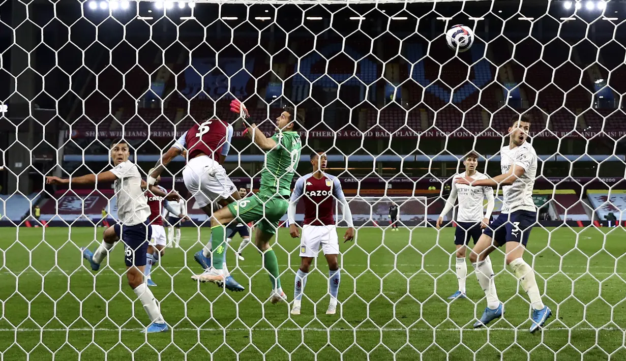 Pemain Manchester City Rodrigo (kiri) mencetak gol ke gawang Aston Villa pada pertandingan Liga Inggris di Villa Park Stadium, Birmingham, Inggris, Rabu (21/4/2021). Manchester City menang 2-1. (Carl Recine/Pool via AP)