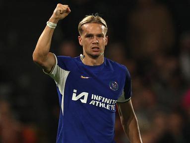 Selebrasi pemain Chelsea, Mykhailo Mudryk , setelah mencetak gol ke gawang Fulham dalam pertandingan pekan ketujuh Premier League 2023/2024 yang digelar di Craven Cottage, Selasa (3/10/2023) dini hari WIB. Gol yang dicetak pada menit ke-18 tersebut merupakan gol perdana pemain dengan julukan Neymar dari Ukraina selama berseragam Chelsea. (AFP/Adrian Dennis)