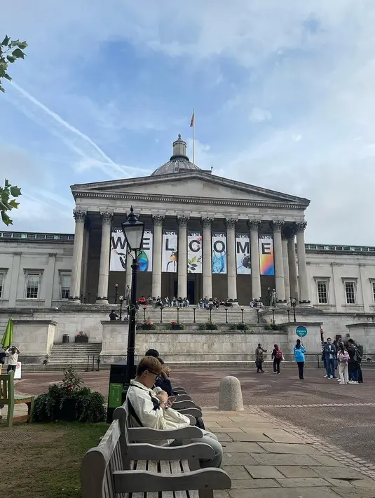 Alya menyusul putrinya sebagai bentuk dukungannya di hari pertama kuliah. "Enjoy being Londoners jan , belajar yang semangat ya and maksimalkan mendapatkan new experience." sambung Alya Rohali. [Instagram/arohali]