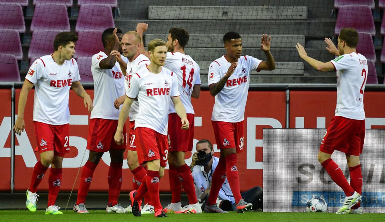 Pemain Koln merayakan gol ke gawang RB Leipzig pada laga Bundesliga di Stadion Rhein Energie, Senin (1/6/2020). RB Leipzig menang dengan skor 4-2. (AP/Ina Fassbender)