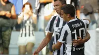 Penyerang Juventus, Mario Mandzukic dan Paulo Dybala. (Marco BERTORELLO / AFP)