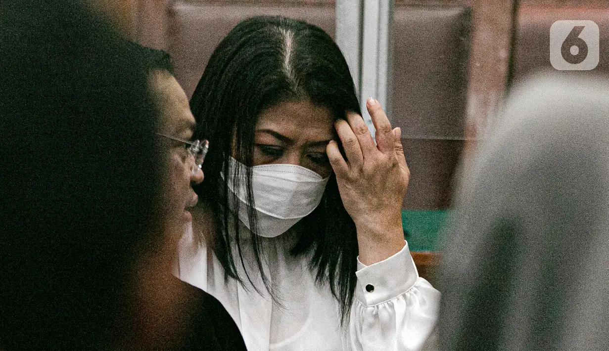<p>Terdakwa Putri Candrawathi usai menjalani sidang vonis di Pengadilan Negeri Jakarta Selatan, Senin (13/2/2023). Putri Candrawathi divonis 20 tahun penjara dalam kasus pembunuhan berencana Brigadir Nofriansyah Yosua Hutabarat atau Brigadir J. (Liputan6.com/Faizal Fanani)</p>