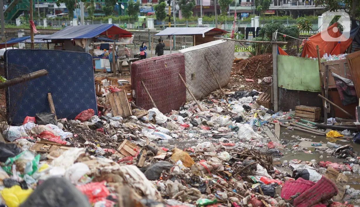 Tumpukan sampah menggunung di sekitar Jalan Masjid Al Makmur, Pejaten Timur, Pasar Minggu, Jakarta Selatan, Selasa (10/12/2019). Tumpukan sampah yang tidak hanya berasal dari warga sekitar menimbulkan bau tidak sedap dan dikhawatirkan dapat mengganggu kesehatan. (Liputan6.com/Immanuel Antonius)