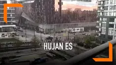 Hujan es secara tiba-tiba melanda pusat kota Vancouver, Kanada. Sontak, hal ini membuat penonton dan pelari acara maraton terkejut ketika hujan es turun.