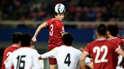 Pemain Tiongkok, Mei Fang, menyundul bola saat melawan Bhutan dalam Kualifikasi Piala Dunia 2018 di Changsha, Tiongkok, (12/11/2015). (China Out/AFP Photo)