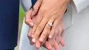 Meghan Markle mengenakan cincin tunangannya yang berasal dari koleksi pribadi Putri Diana. Foto: Vogue.