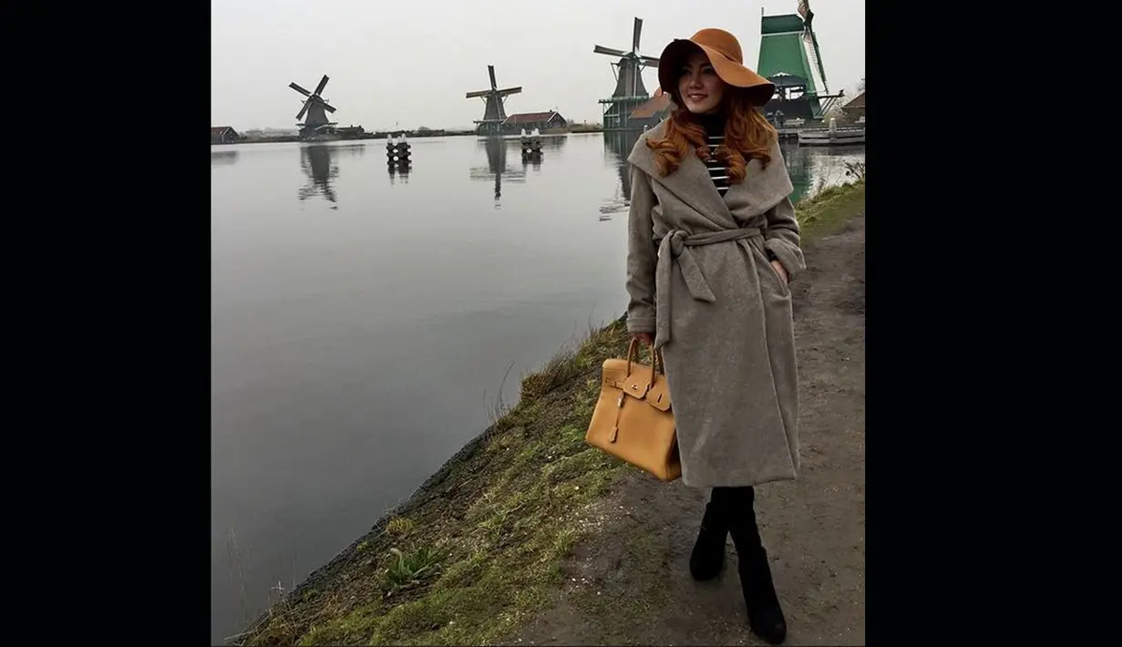 Kerap bergaya saat pergi ke luar negeri, Bella Shofie dianggap meniru Syahrini.(Instagram.com)