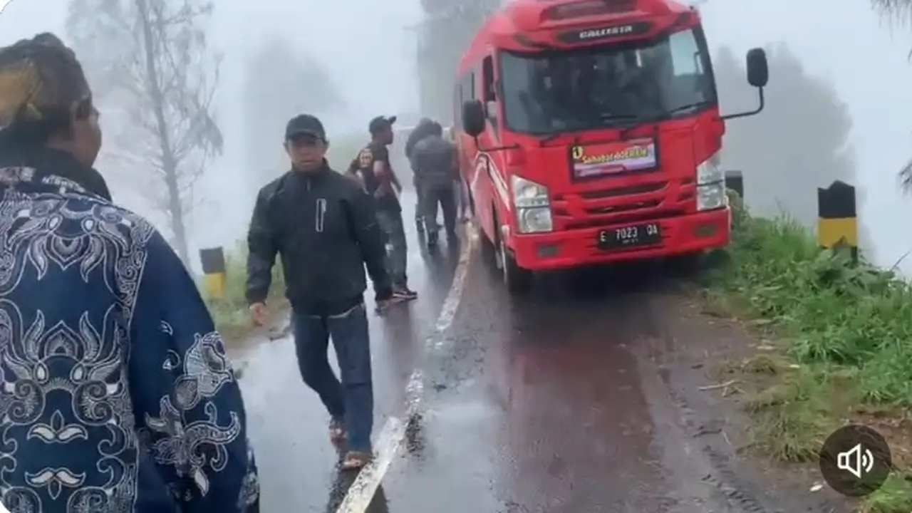 Mobil Elf mogok di jalur menuju Gunung Bromo dari arah Kabupaten Malang (Istimewa)