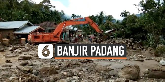VIDEO: Banjir Padang, Dua Rumah Terseret Arus