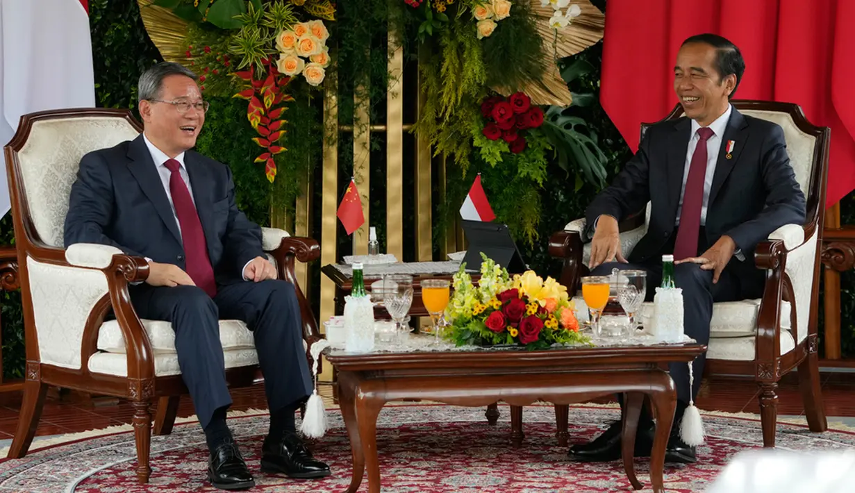 Presiden Jokowi melakukan pertemuan bilateral dengan Perdana Menteri China Li Qiang. Pertemuan bilateral ini dilakukan di Istana Merdeka. (AP Photo/Achmad Ibrahim)
