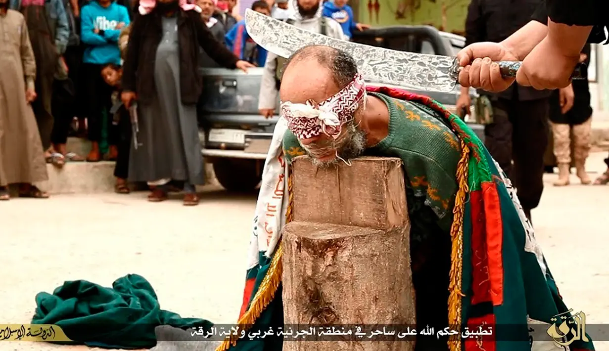 Seorang penyihir bersiap untuk dieksekusi militan ISIS di Kota Raqqa, Suriah, 1 April 2015. Kelompok HAM Suriah di AS menilai dokumen yang diproduksi ISIS dapat membantu mengidentifikasi individu yang bertanggung jawab atas kekejaman di Suriah. (Militant website via AP)