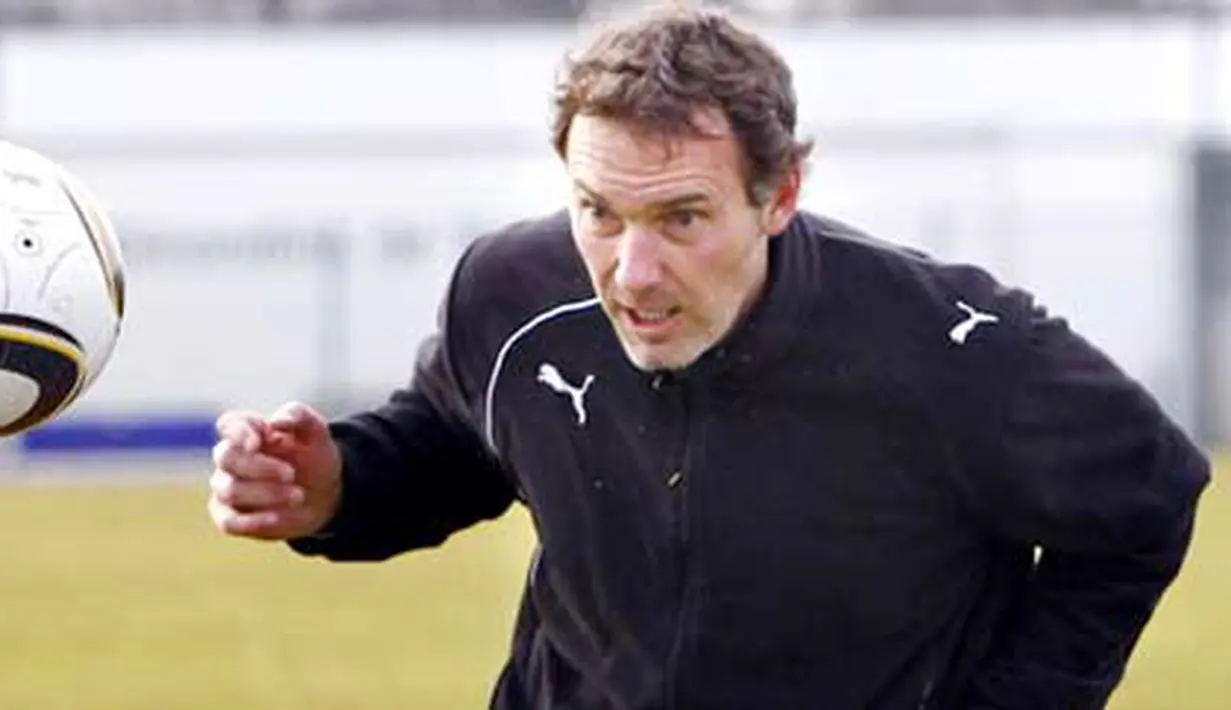 Aksi pelatih Bordeaux, Laurent Blanc dengan bola di saat sesi latihan tim yang digelar di Haillan, dekat Bordeaux, 8 Februari 2010. AFP PHOTO / PATRICK BERNARD 