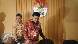 Dirjen Perundang-undangan Kemenkumham, Widodo Eka Thahjana (kanan) bersiap memberikan keterangan usai bertemu dengan pimpinan KPK, Jakarta, Senin (14/9/2015). Bersama pimpinan KPK, Widodo membahas delik RUU KUHP. (Liputan6.com/Helmi Fithriansyah)