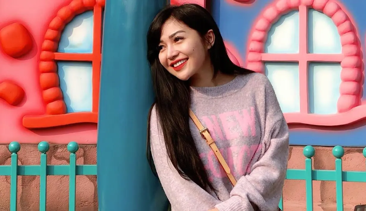 Chacha sendiri beberapa kali mengubah gaya rambutnya. Gaya rambut hitam lurus wanita 29 tahun saat mengenakan sweater ini juga tak lepas dari sorotan.(Liputan6.com/IG/@chacha.sherly)