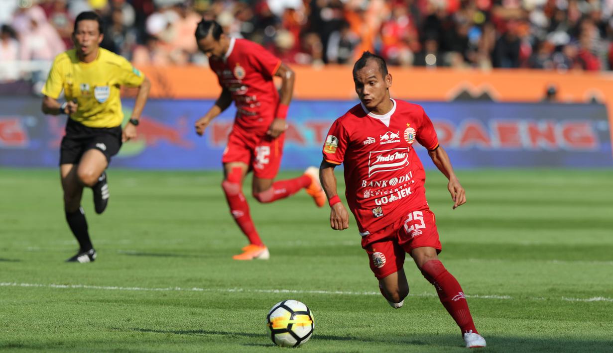 Gelandang Persija Jakarta, Riko Simanjuntak, menggiring bola saat melawan PSM Makassar pada laga Piala Indonesia 2019 di SUGBK, Jakarta, Minggu (21/7). Persija menang 1-0 atas PSM. (Bola.com/M Iqbal Ichsan)