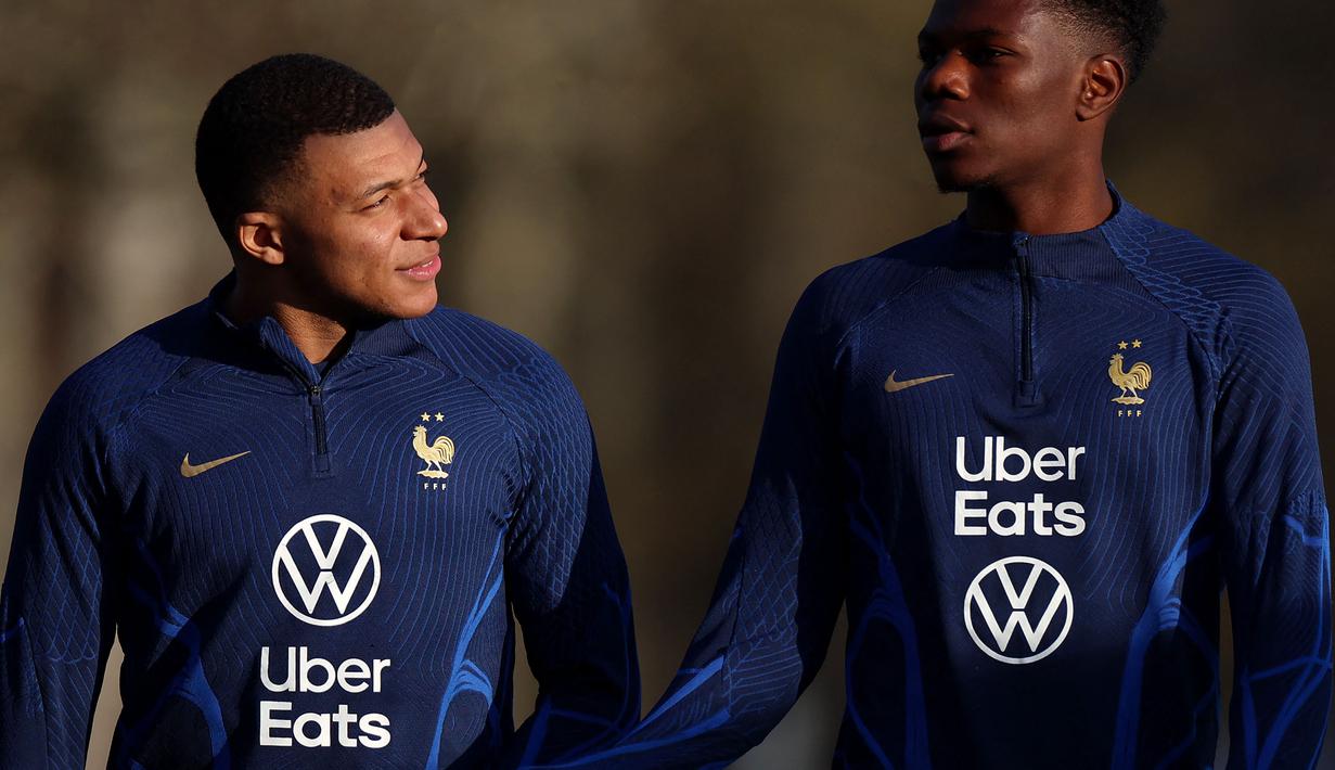 Pemain Timnas Prancis, Kylian Mbappe saat berlatih menjelang Kualifikasi Euro 2024 di Clairefontaine-en-Yvelines pada 21 Maret 2023. Mbappe akan memulai debut sebagai kapten Les Bleus pada 25 Maret 2023 saat melawan Belanda. (AFP/Franck Fife)