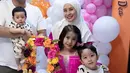 Potret bahagia Ryana Dea dan Puadin Redi yang telah dikaruniai tiga orang anak. Pada perayaan ulang tahunnya yang digelar bareng, keduanya mengenakan pakaian merah muda. [Instagram/avatarryana_dea]