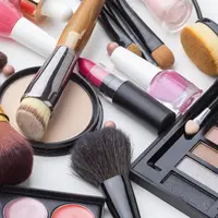 Gunakan produk makeup yang halal dan jauhi kandungan silikon. (Foto: Freepik/freepik)