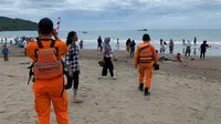 Tim dari Kantor SAR Bandung melakukan patroli di sekitaran objek wisata Pantai Pangandaran. (Dok. Basarnas)
