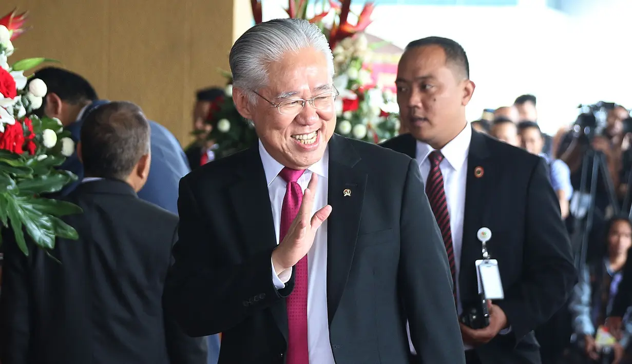 Menteri Perdagangan, Enggartiasto Lukita menghadiri sidang tahunan MPR 2017 di Senayan, Jakarta, Rabu (16/8). Sidang tahunan ini dihadiri sejumlah tokoh nasional, menteri kabinet kerja, anggota DPR dan pejabat negara lainnya. (Liputan6.com/Angga Yuniar)