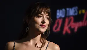Dakota Johnson Berubah Drastis Jadi Marilyn Monroe, Rambut Pirangnya Bikin Pangling