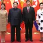 Kim Jong Un didampingi istrinya, Ri Sol Ju, bertemu Presiden China Xi Jinping. (Ju Peng/Xinhua via AP)