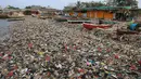 <p>Sampah plastik terlihat menumpuk di pantai Sukaraja, Bandar Lampung pada 8 September 2019. Selain berserakan dan aroma tak sedap, sampah-sampah di pesisir tersebut juga menyebabkan banyaknya ikan yang mati. (Photo by PERDIANSYAH / AFP)</p>
